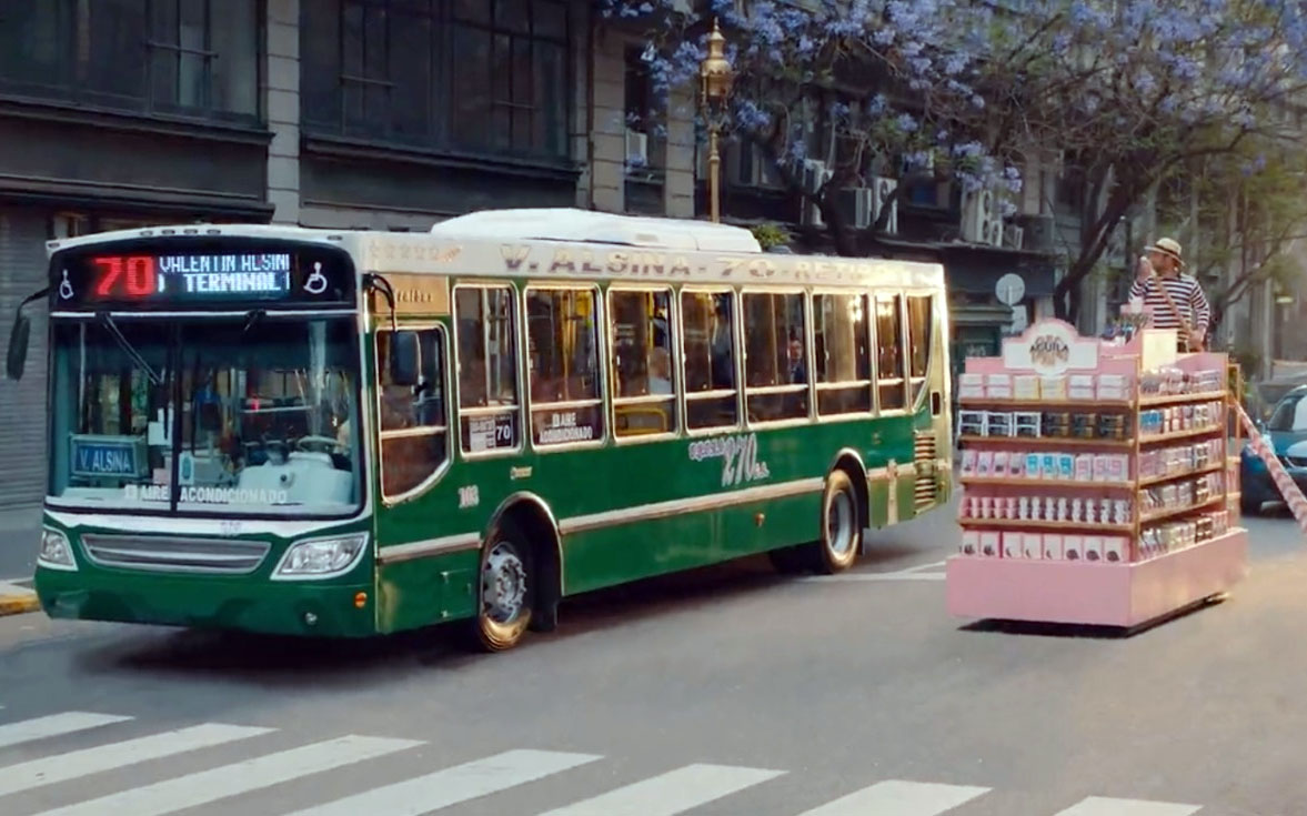 Nuevo: de la mano de Vendaval, un gondolero vende minitortas y alfajores  Águila por las calles | Adlatina