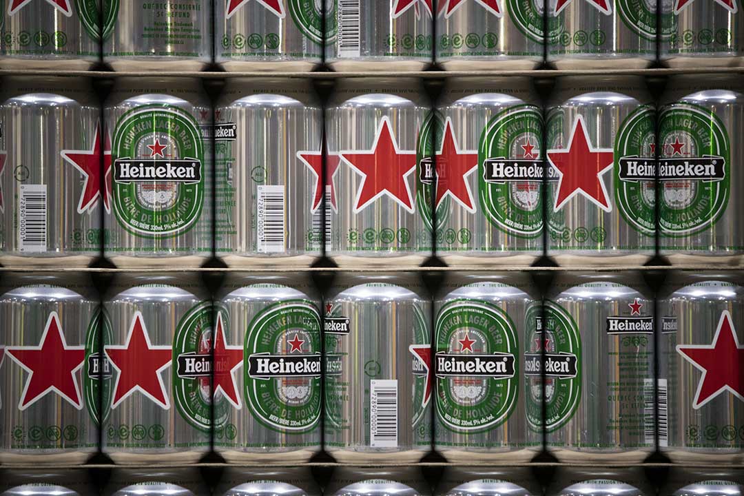 Heineken enfrenta críticas por su lenta salida de Rusia