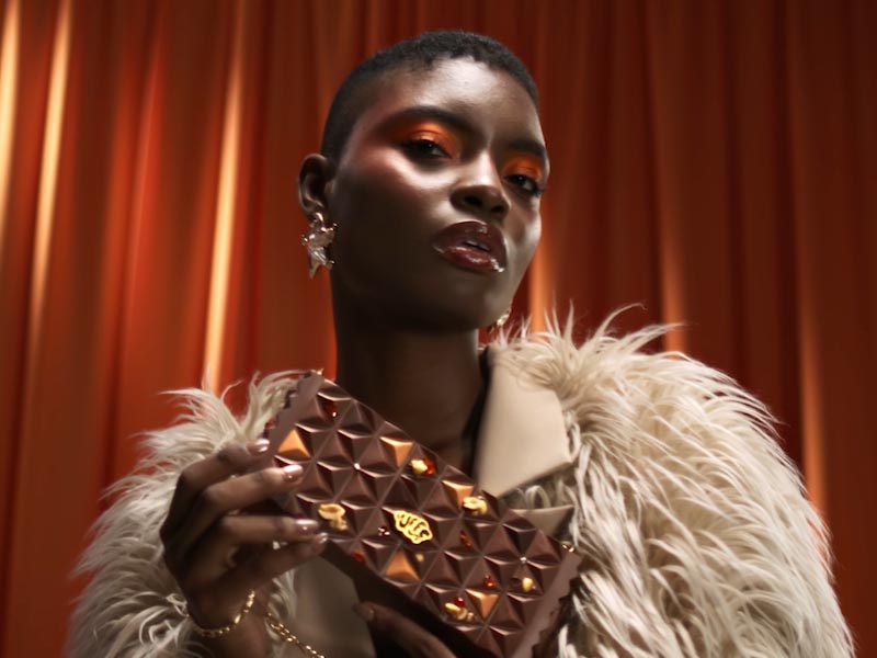 La agencia y la marca transforman al chocolate en un accesorio de moda.