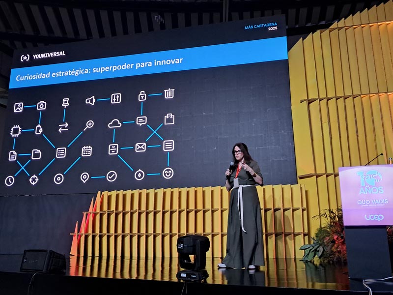 La oradora criticó la tendencia a “promptear la vida” y tercerizar la sensibilidad.