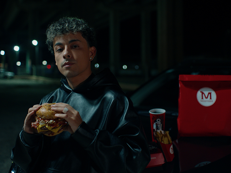 El spot es protagonizado por el artista argentino Trueno.