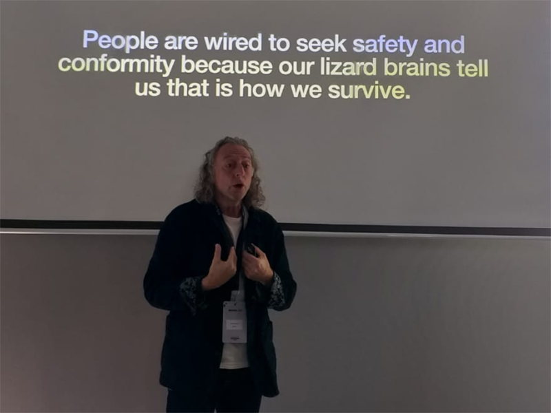 “Cuando el miedo aparezca, recuerden: el miedo se interpone en el camino de todo lo bueno”, añadió Mescall. 
