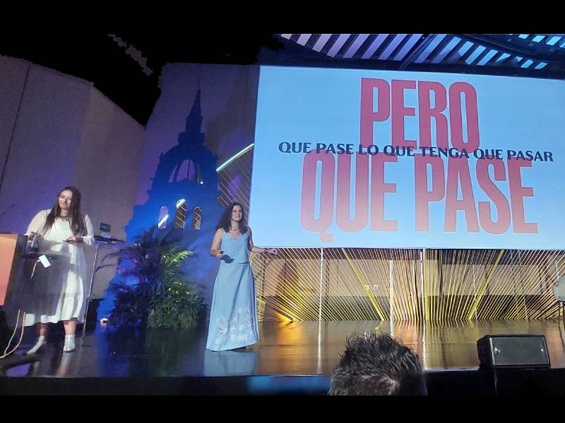 Mejía Uribe a la izquierda e Intriago en el centro del escenario: “La gente cree en lo que haces”. (Foto: Adlatina)