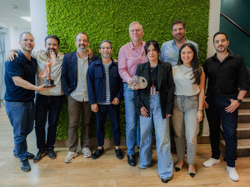 El equipo de Ogilvy Colombia y de Nestlé con sus premios recibidos en Cannes Lions y en los London International Awards. 