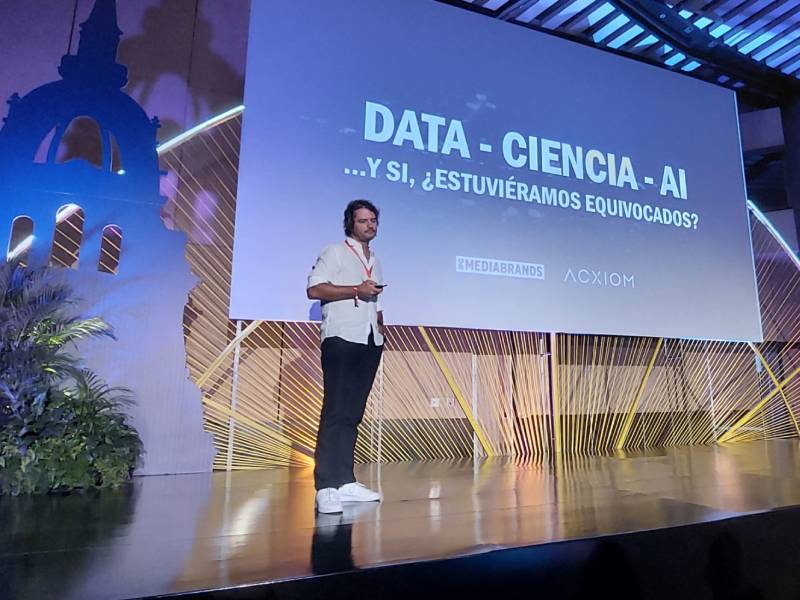 Baptiste Tougeron, chief analytics officer de IPG Mediabrands Latam, durante su charla en Más Cartagena, donde llamó a combinar data, ciencia, IA y cultura para transformar verdaderamente a las marcas. (Foto: Adlatina)