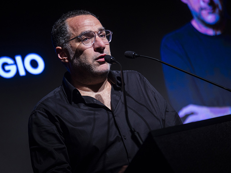 Gastón Bigio, visiblemente emocionado, recibió la distinción en homenaje a su trayectoria y aporte a la industria publicitaria.