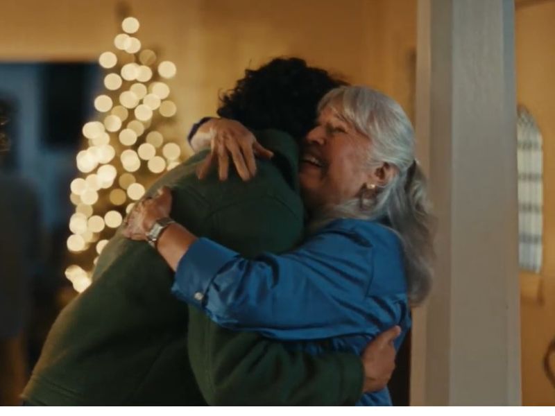 La campaña pone en el centro la magia de la familia y los amigos, y esos pequeños instantes que no necesitan filtros para emocionarnos.