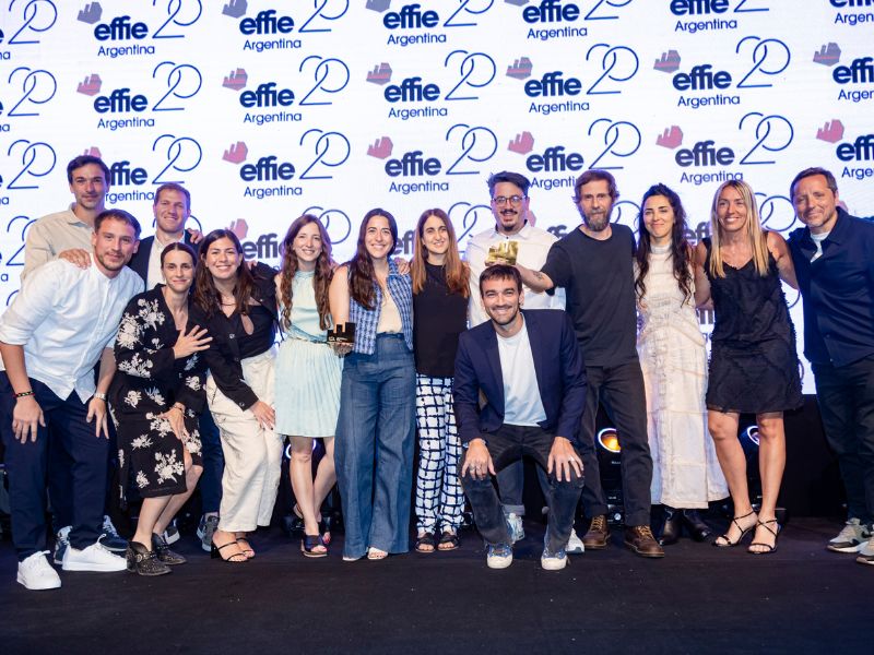 Los equipos de Draftline y Quilmes en la ceremonia de Effie Awards Argentina. (Foto: Adán y Tadeo Jones)