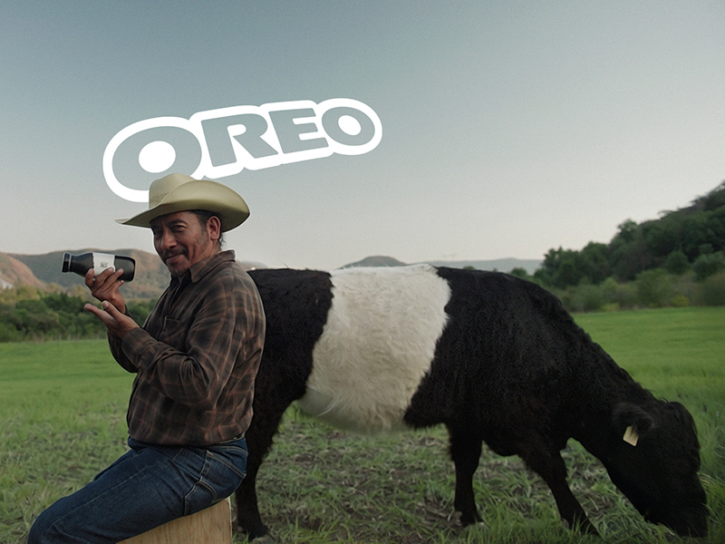 El objetivo de la campaña es revivir el ritual de embeber las oreos en leche.