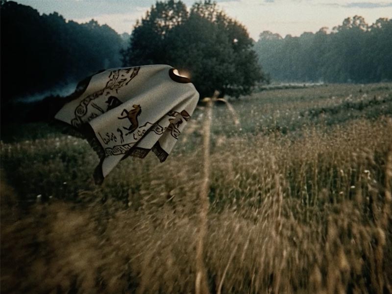 Se tomó como eje narrativo uno de los elementos más representativos de la artista: el poncho.