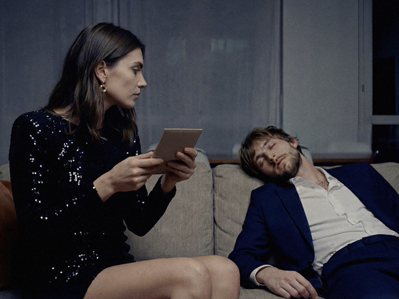 “Enamoradozzz” propone correrse del romanticismo idealizado para abrazar una verdad cotidiana: cuando hay amor, hay sueño.