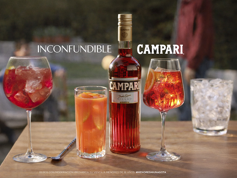 A lo largo del comercial, la marca repasa tres preparaciones emblemáticas: Campari Orange, Campari Spritz y Campari Tonic.
