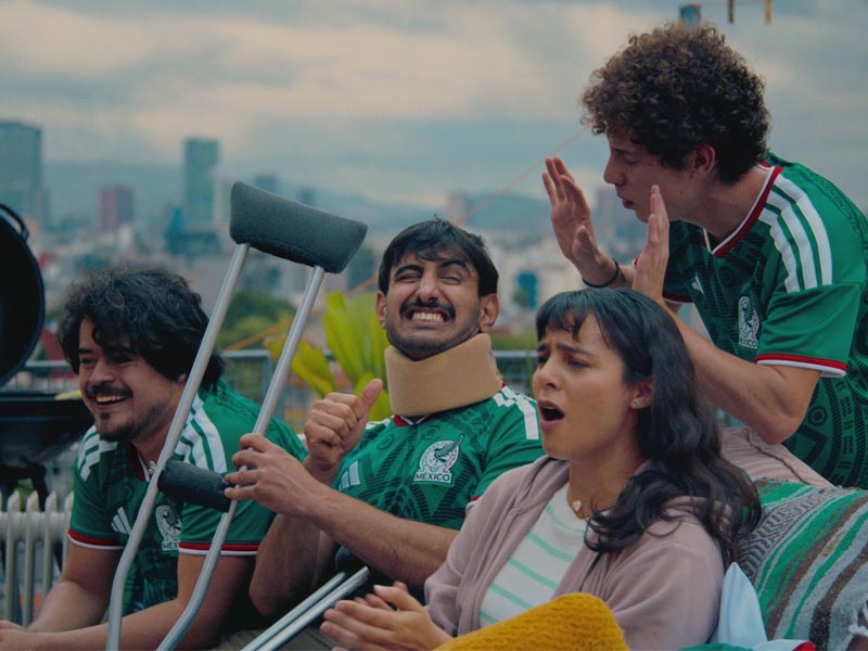 El spot cierra con una moraleja necesaria: la pasión no se puede controlar, pero al menos sí se puede asegurar.