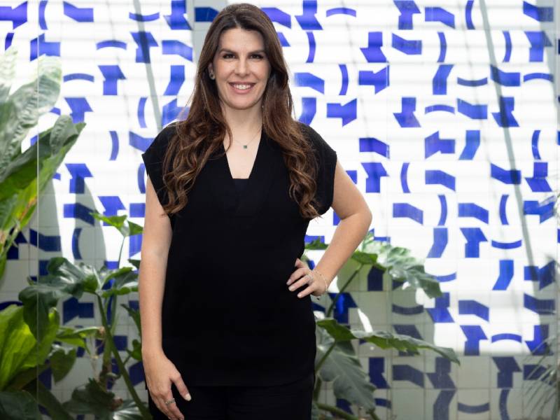 Hagge es ingeniera en alimentos por el Centro Universitário do Instituto Mauá de Tecnologia y tiene un MBA de la Fundação Dom Cabral.