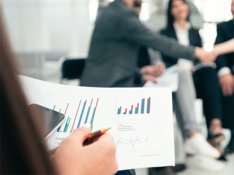 Las agencias necesitan demostrar cómo trabajan con IA y cómo retienen a clientes de primera línea para atraer a inversores privados. (Imagen de Adobe)