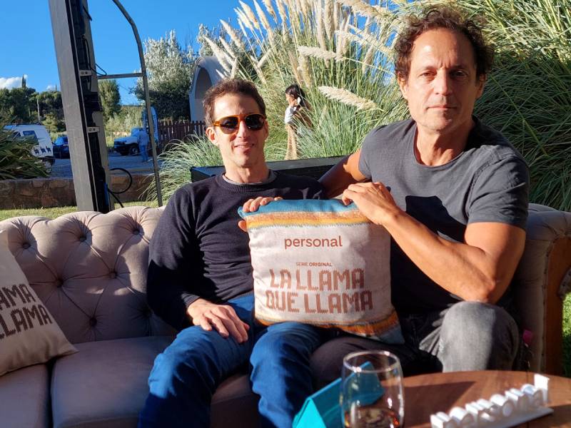 Wilhelm y Anselmo ante el hotel Huacalera, en la Quebrada de Humahuaca, instantes antes del evento de lanzamiento de la nueva serie: “La llama, como animal, ya es casi un títere, ¡ni tuvimos que exagerarla!”. (Foto: Adlatina)