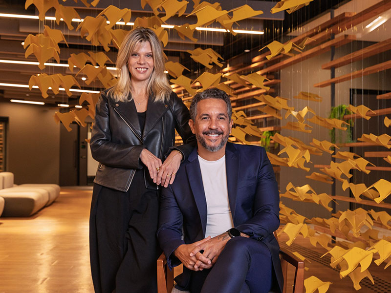 “Bienvenido (de vuelta), Rapha. ¡Feliz de tenerte con nosotros!”, expresó Renata Bokel, CEO, de W/McCann Brasil. 