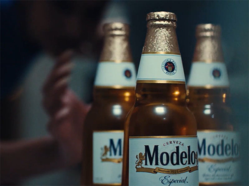 El film desarrollado por Grey para la marca de Cerveza Modelo fue lanzado el 4 de marzo de 2026. 
