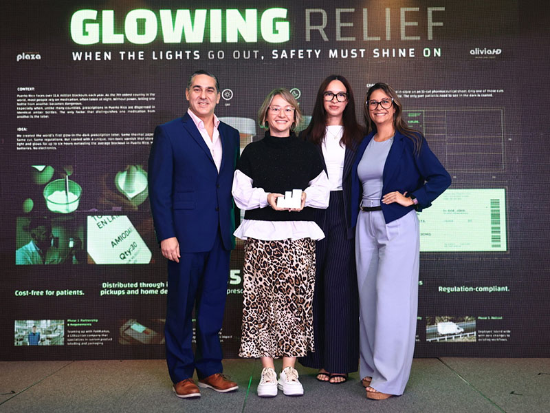  Equipo de la agencia de la Cruz Ogilvy que se alzó con un Grand Effie por su campaña Glowing Relief para Alivia Health.