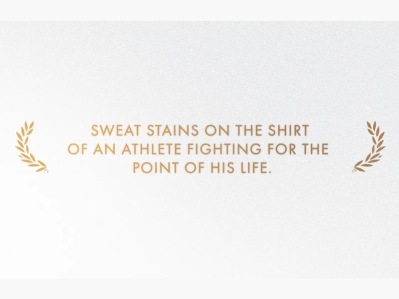 Ya sea sangre, sudor, suciedad o desgaste físico, las manchas aparecen en momentos decisivos de las narrativas y ayudan a revelar la intensidad de los recorridos de los personajes.