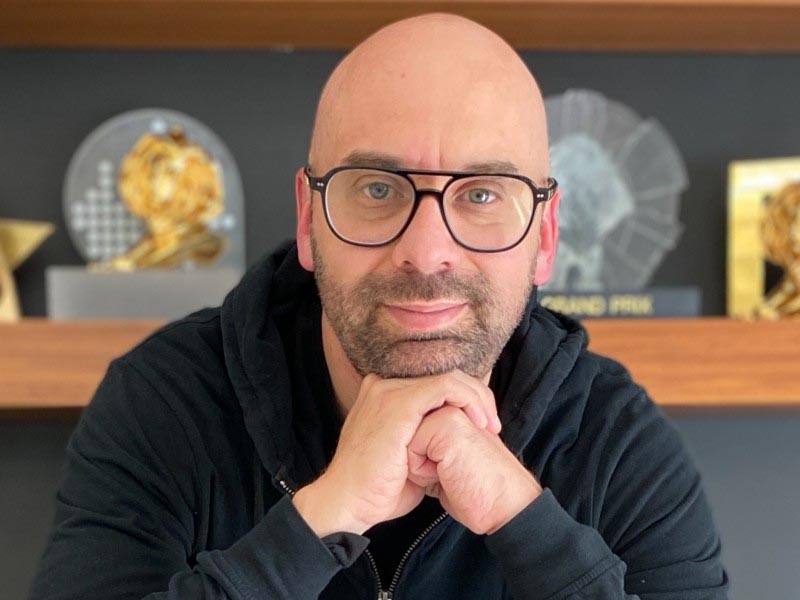 El estratega lo anunció en su cuenta de Linkedin.