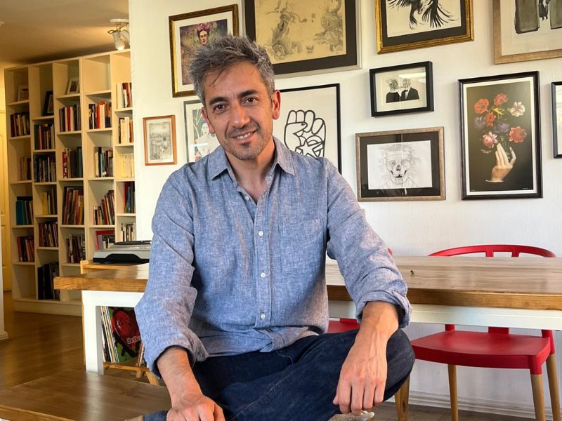 Rodrigo Saldías Azar está formado inicialmente en fotografía. 