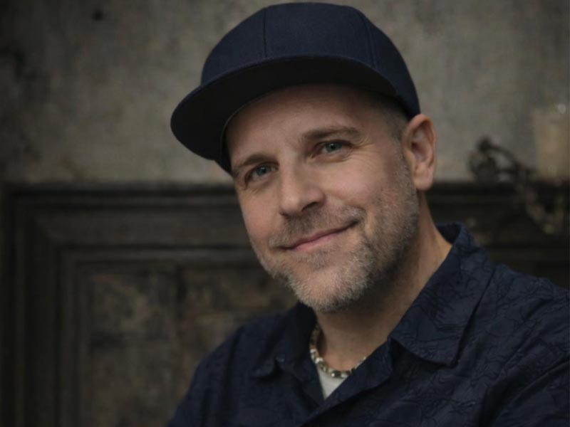 El líder creativo tiene experiencia en la construcción de equipos sólidos y en la evolución del trabajo creativo.