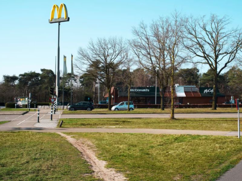 Una campaña de McDonald"s muestra los atajos que la gente toma para llegar a los restaurantes lo más rápido posible. (McDonald"s Países Bajos)