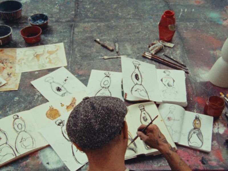 La edición Encuentros x Amador Montes es una metáfora visual en la que, la licorera está resguardada en un estuche que funciona como un cofre, y presenta decoraciones con motivos característicos del imaginario de Montes: aves de cuellos largos, objetos domésticos cargados de memoria y palabras manuscritas que evocan su historia personal.