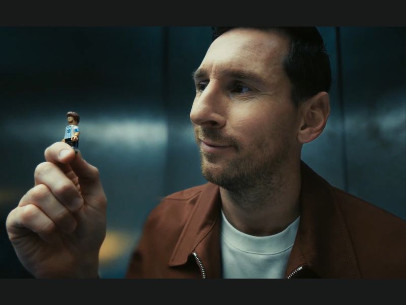 Esta iniciativa incluye una nueva línea de productos que reinventa a cada atleta, convirtiéndolo tanto en una pieza de exhibición como en un objeto narrativo.