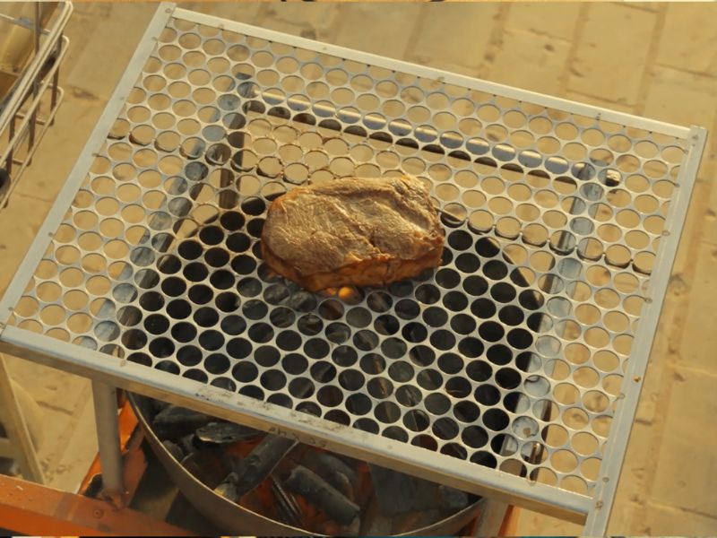 unque el asado es uno de los principales rituales sociales en Brasil, el 48% de la población no tiene parrilla en su casa, según la consultora Offerwise, lo que impulsa a las personas a crear soluciones improvisadas para poder asar.