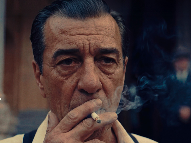 Todos los diálogos están escritos en “lorem ipsum”, el texto universalmente utilizado como relleno en plantillas de texto y diseño cuando el contenido aún no existe. 