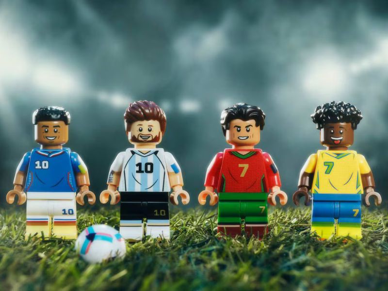 Messi, Ronaldo, Mbappé y Vinicius Jr. convertidos en minifiguras de Lego. Estos juguetes de construcción permiten a los aficionados disfrutar del Mundial más allá de los partidos. (Lego)