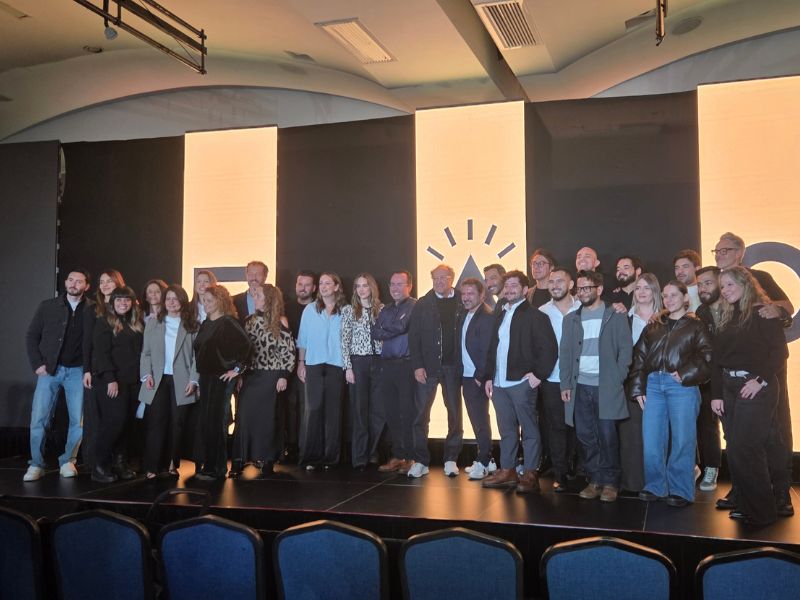 Los directivos y directivas locales, entre ellos, Xavier Serrano, CEO TBWA Colombia; John Raúl Forero, presidente & CCO TBWA Colombia, junto con las líderes globales de TBWA, Erin Riley, CEO, y Jen Costello, CSO. 