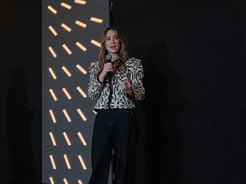 Erin Riley, CEO global de TBWA, en el Town Hall realizado en Colombia, Bogotá. 