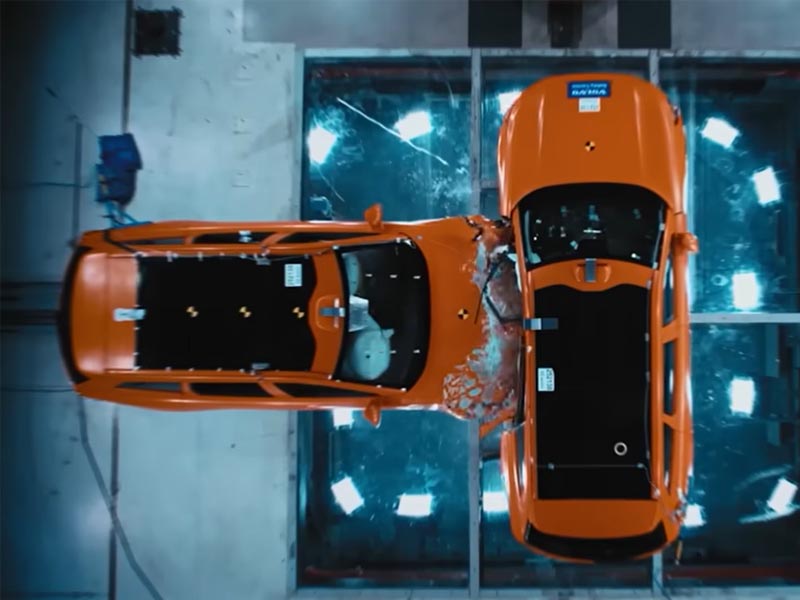 La campaña rinde homenaje a maniquí de crash test.