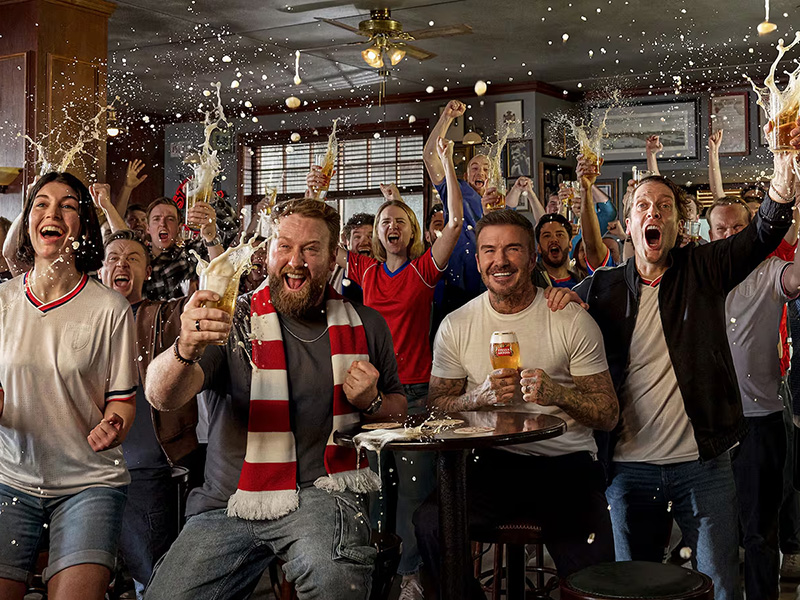 David Beckham celebra sus goles con cuidado en un anuncio de Stella Artois empapado de cerveza para el Mundial. (Stella Artois)