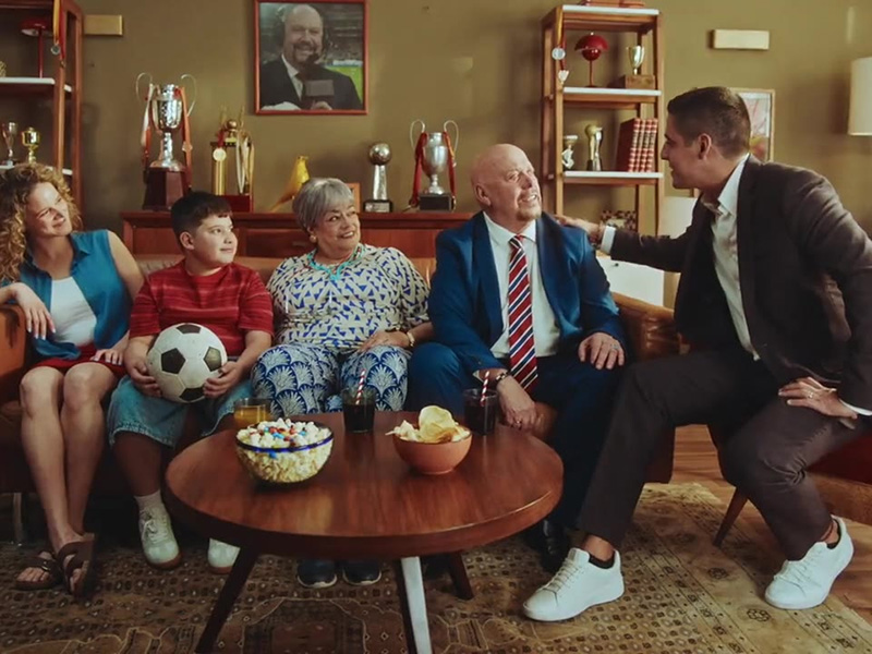 Los creadores del “Tirititito”, del “Zambombazo”, del "Aficionados que viven la intensidad del fútbol”, o del “Tuya, mía, te la presto” protagonizan la campaña. 