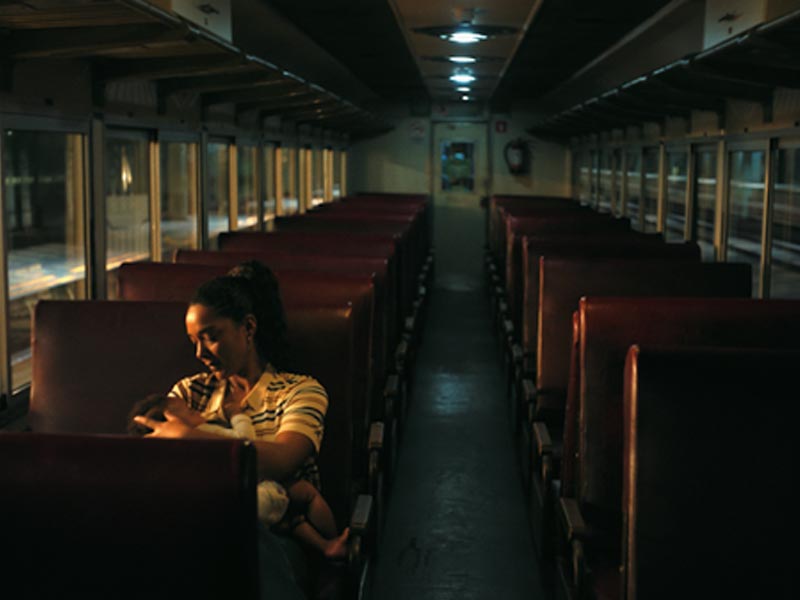 La idea utiliza el tren como metáfora del tiempo y las transformaciones de la maternidad.