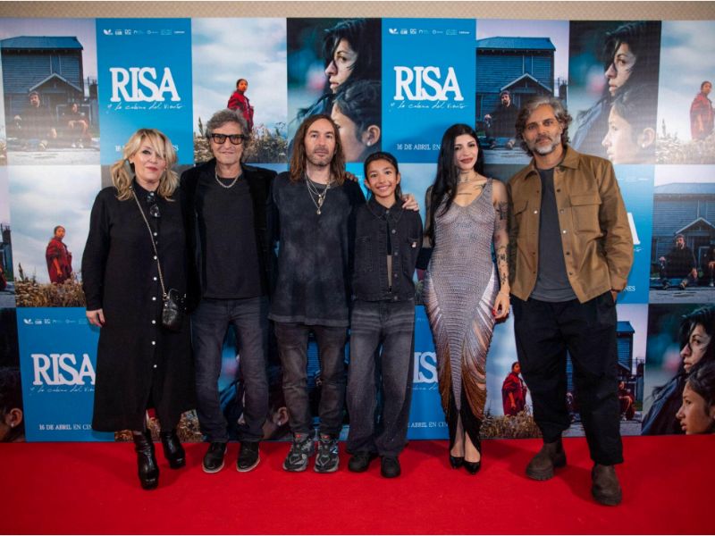 (de izquierda a derecha): Flora Fernández Marengo, productora; Diego Peretti, Juan Cabral, director; Elena Romero, Cazzu, Joaquín Furriel