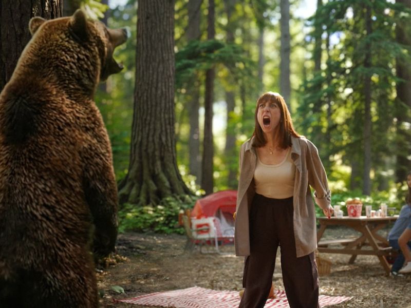 La pieza muestra a diferentes mamás convirtiéndose en héroes en situaciones cotidianas.