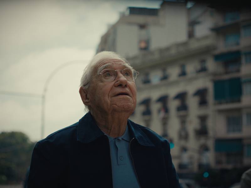 La historia es simple: Macaya necesita viajar al Mundial y todo, absolutamente todo, parece interponerse en su camino. Las estratagemas a las que acude para intentar lograrlo llegan al absurdo más extremo. La solución, finalmente, es Cabify, que se presenta también como un recurso inesperado.