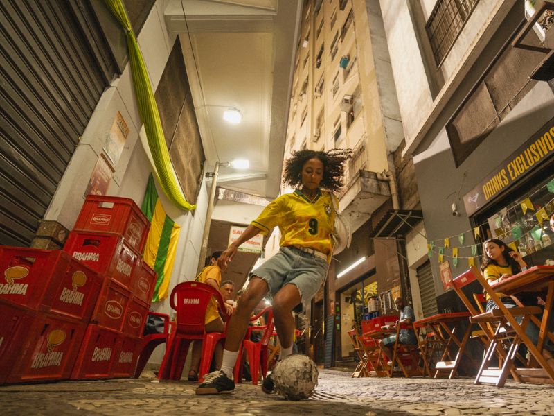 : La estética “Brazilcore” está presente en toda la narrativa visual.