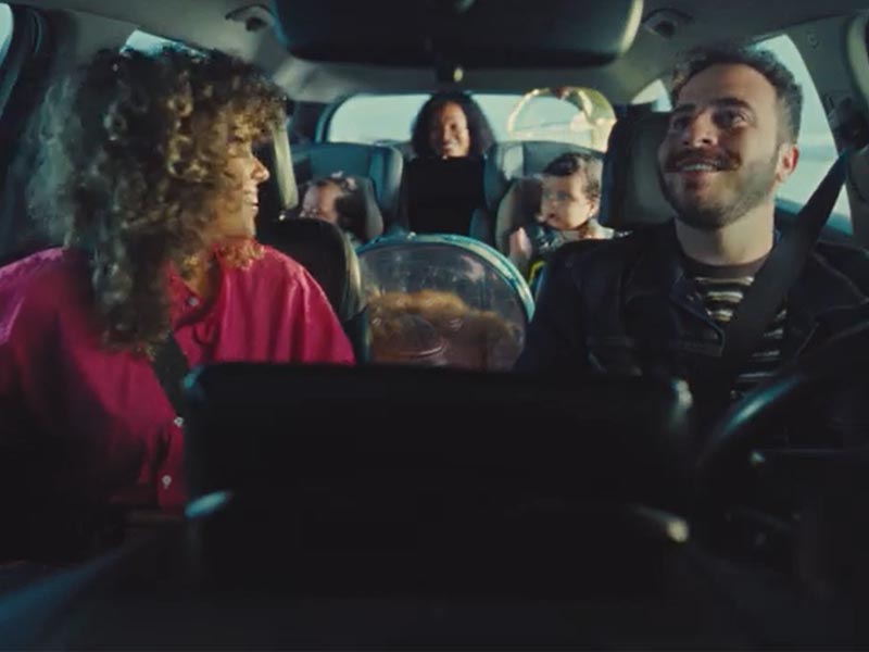 La campaña gira en torno a un corto humorístico que sigue a un protagonista cuya vida le depara sorpresas.