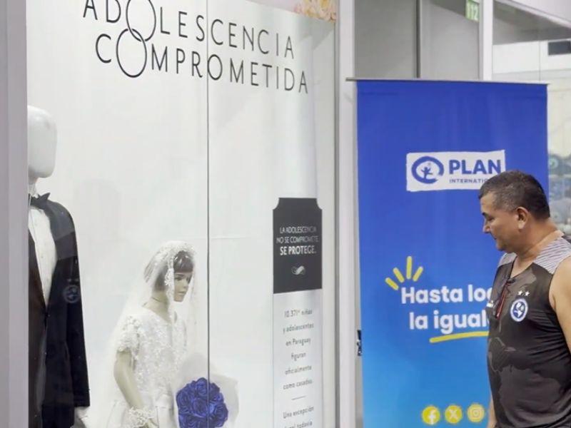 Se trata de una intervención urbana compuesta por un vestido de novia en la vidriera de Mercado 4. 