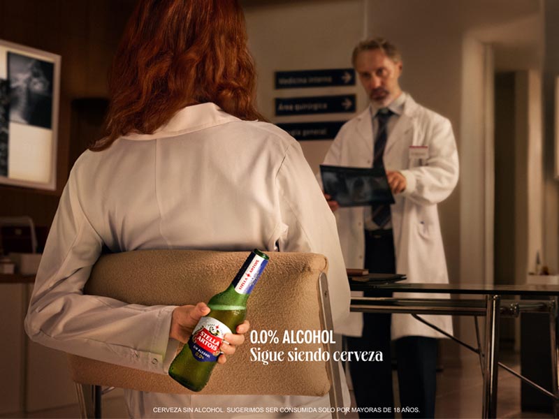 La campaña está compuesta por micro escenas contadas con humor.