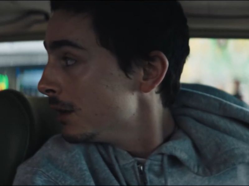  Chalamet, a quien últimamente se le ha visto más cerca de las canchas de baloncesto pero que claramente es un apasionado de todos los deportes, interpreta a un fanático del fútbol que reúne a un equipo para desafiar a un trío imbatible de chicos desconocidos que supuestamente han defendido el territorio de su barrio durante décadas.