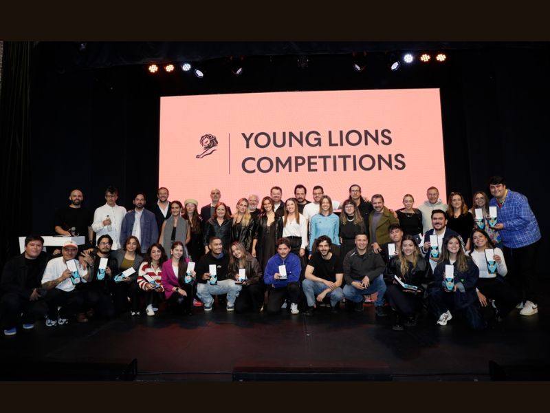 Jóvenes profesionales y estudiantes de distintas ciudades del país asumieron el reto de resolver briefs reales desarrollados junto a marcas y compañías líderes como DAVIbank, Refisal de Brinsa, Costeña Bacana, Edelman, El Dorado, Banana Boat y Novartis. 