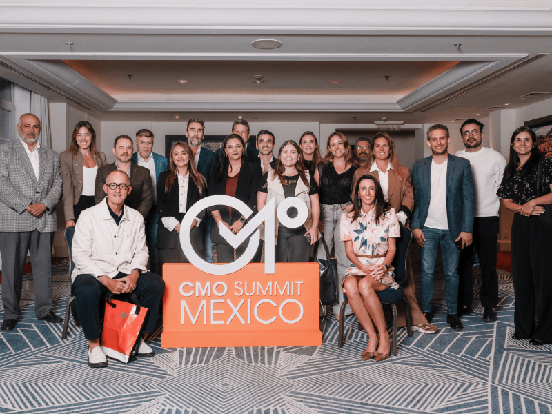 Arriba, los marketers que formaron parte de la jornada y Agustín Basile —business development manager en Adlatina— en medio. Abajo, Jim Stengel y Belén Martínez Cima —CEO de Adlatina Group—.