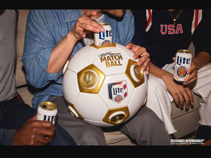 Este artículo novedoso llega junto con una campaña de verano de Mischief que celebra a los aficionados al fútbol de todo el país. (Miller Lite)